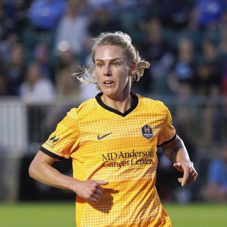 Veteran midfielder Sophie Schmidt done for the season after undergoing knee surgery